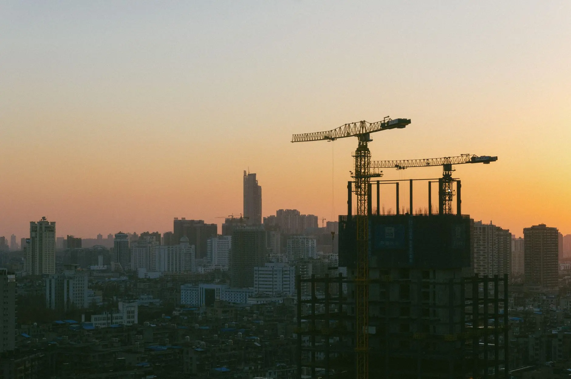 2025年安康建筑劳务分包资质新规对施工企业的影响分析封面图